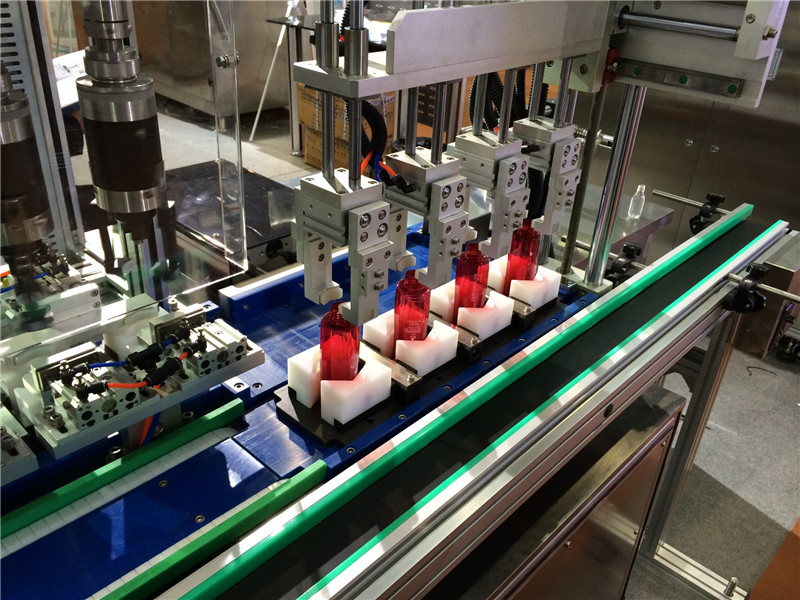 Mașină automată de umplere și capsare a emulsiei de apă