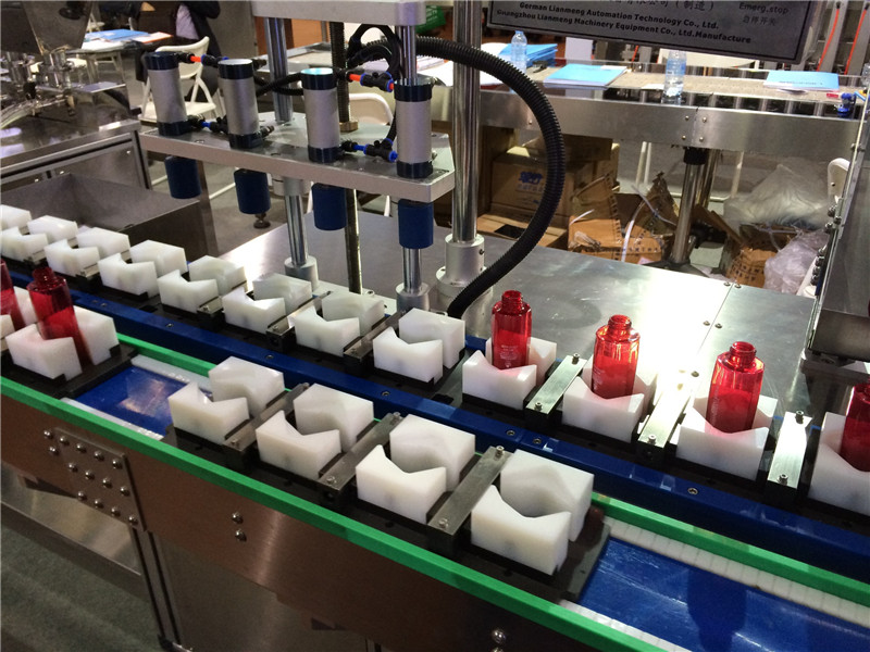 Mașină automată de umplere și capsare a emulsiei de apă